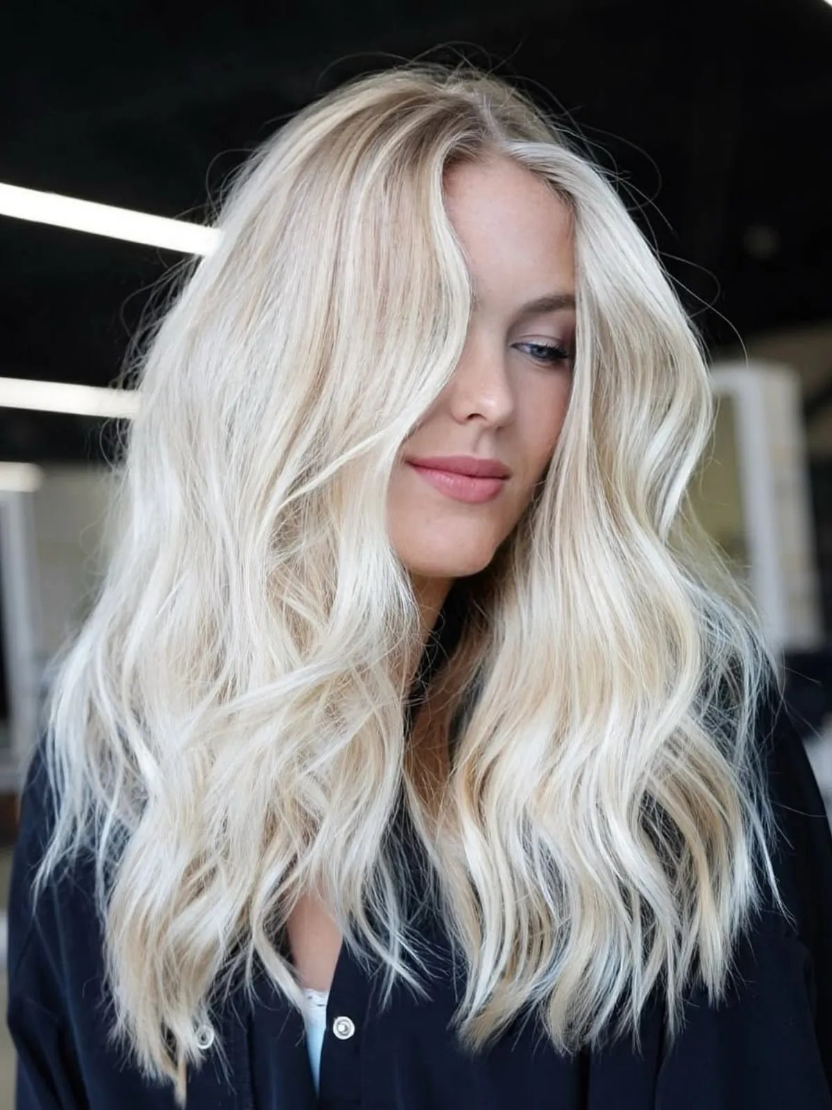 Cabelo loiro platinado demonstrando segurança química